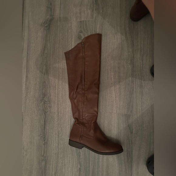 Boots - Picture 3 of 6